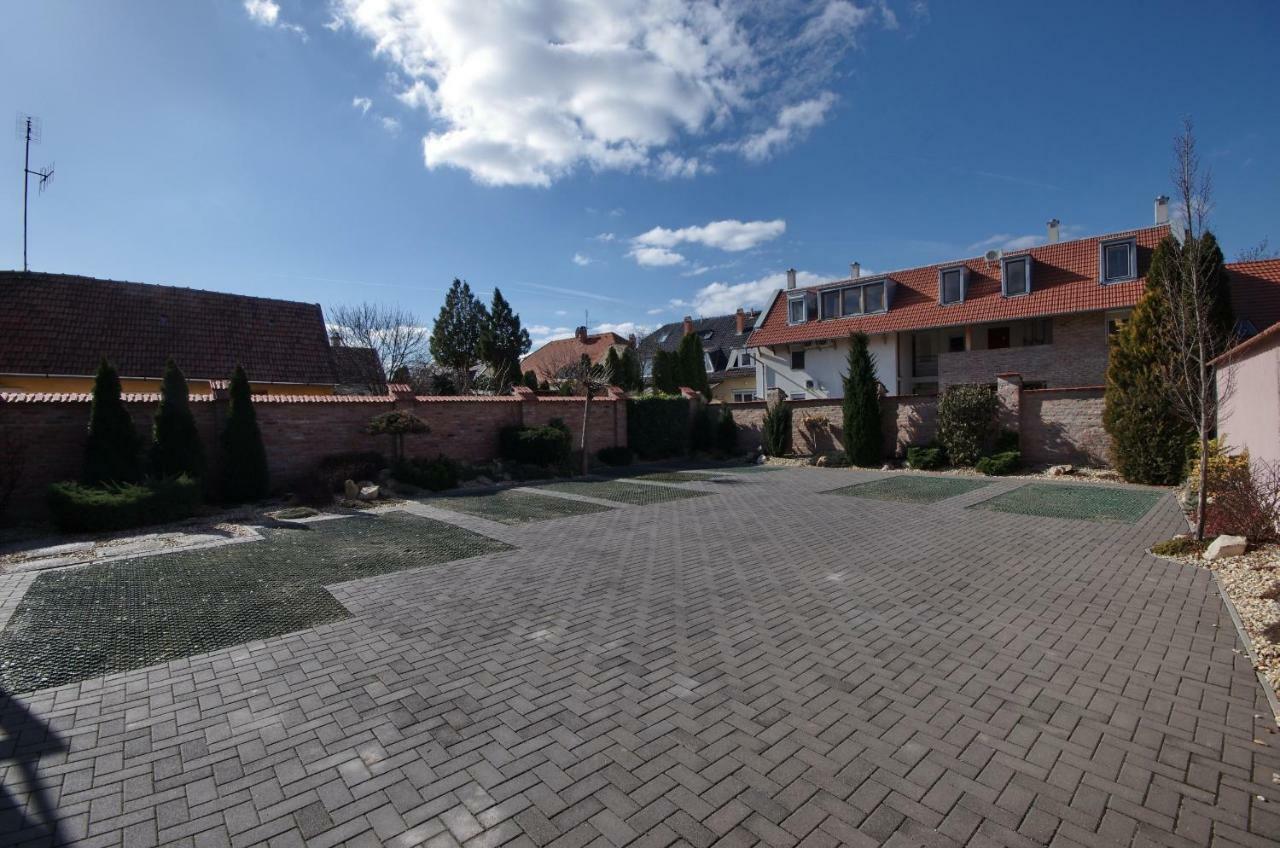 Royal Residence Apartments Gyula Buitenkant foto